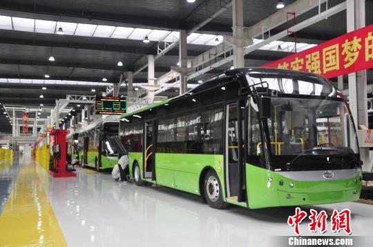 圖為廣西貴港市華奧新能源汽車有限公司新能源汽車生產(chǎn)作業(yè)區(qū)。 鐘建珊 攝