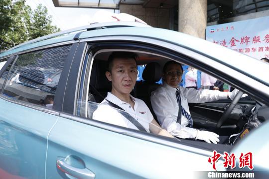 新能源出租車能給乘客全新的乘坐體驗(yàn)。 大眾出租供圖